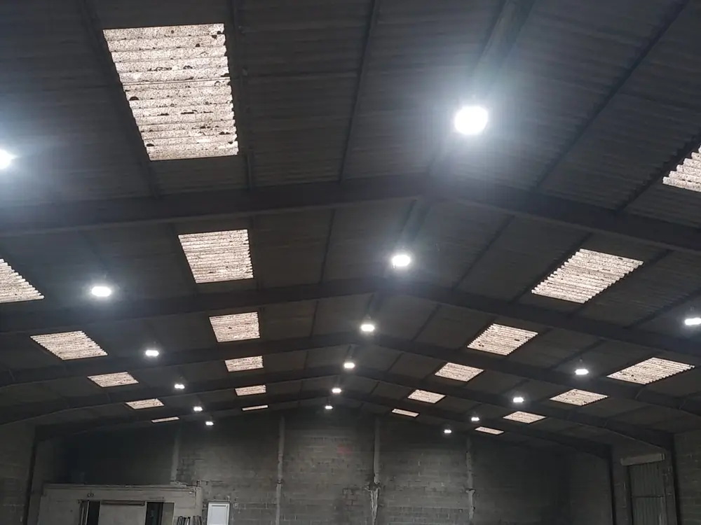 Après : chantier 49610, éclairé par des cloches LED Solhy