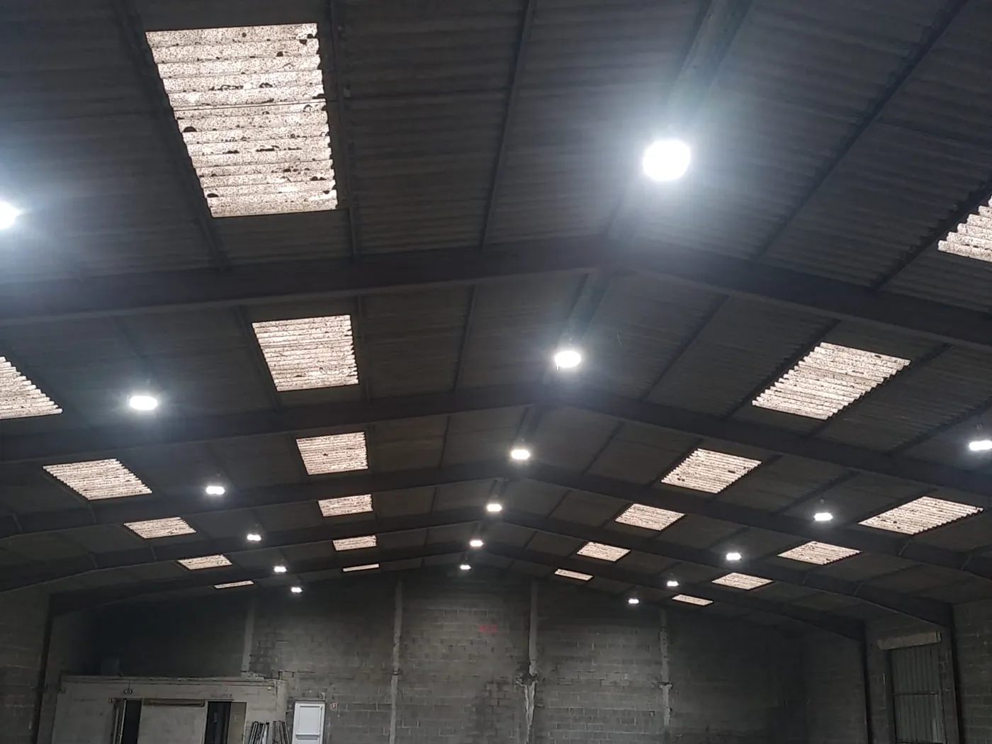 Hangar en Maine-et-Loire équipé de ces cloches LED par Solhy